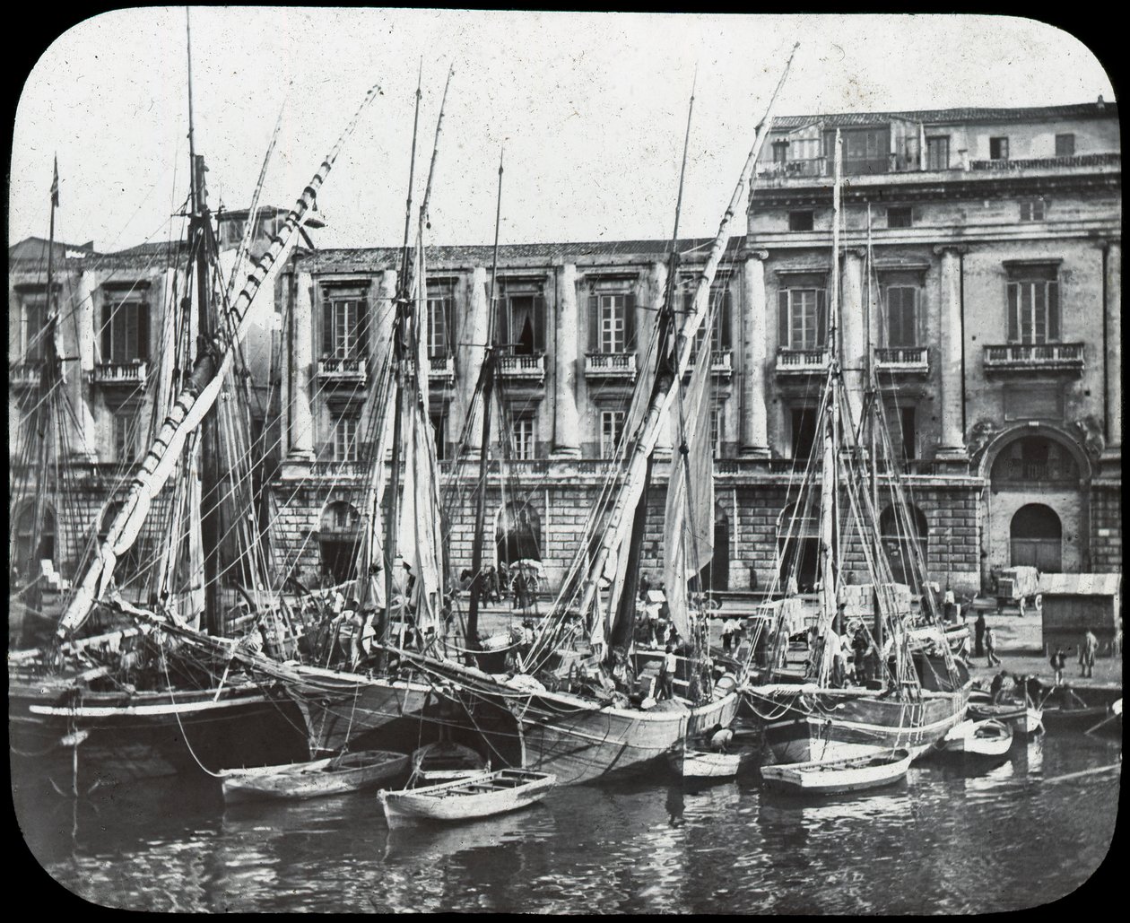 Am Kai, Hafen von Messina, Sizilien, Italien, spätes 19. oder frühes 20. Jahrhundert von Unbekannt