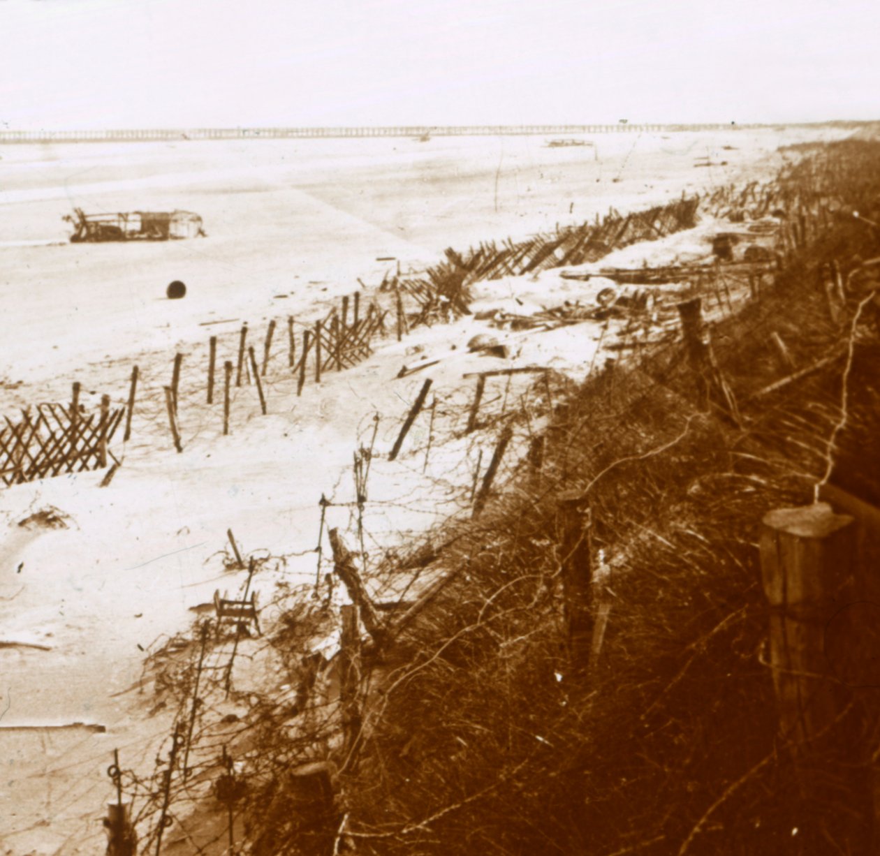 Stacheldrahtbarrieren am Strand, Nieuwpoort-Bad, Flandern, Belgien, ca. 1914-1918 von Unbekannt