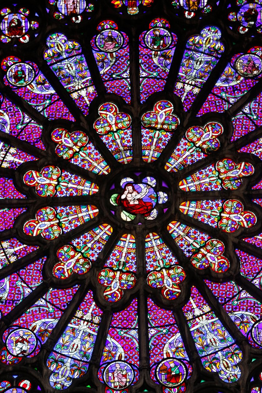 Basilika von St. Denis, Nordquerhaus, Buntglasfenster (ein Detail), Rosettenfenster über dem mittleren Tor, Saint-Denis, Frankreich von Unbekannt