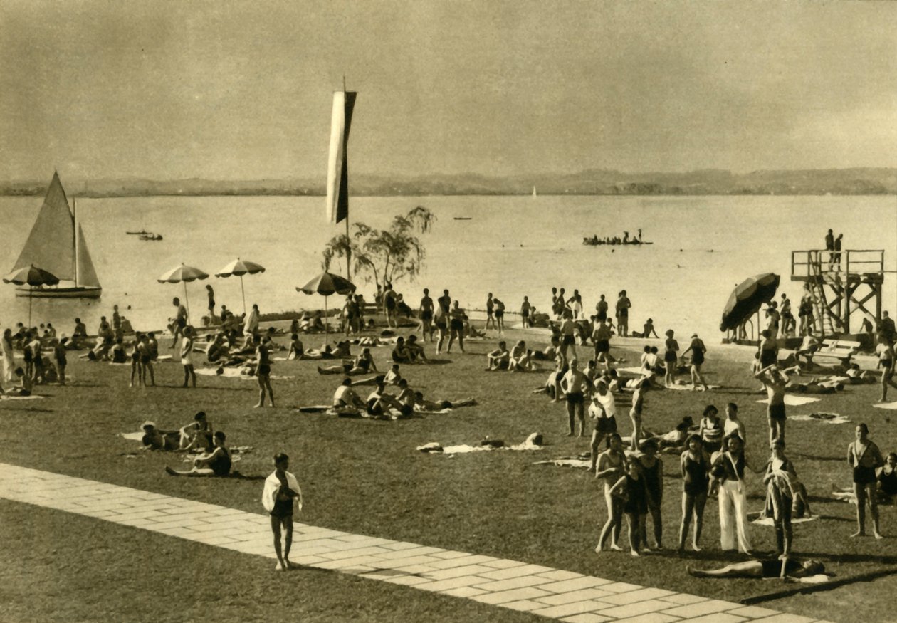 Badende am Ufer des Bodensees, Bregenz, Österreich, ca. 1935 von Unbekannt
