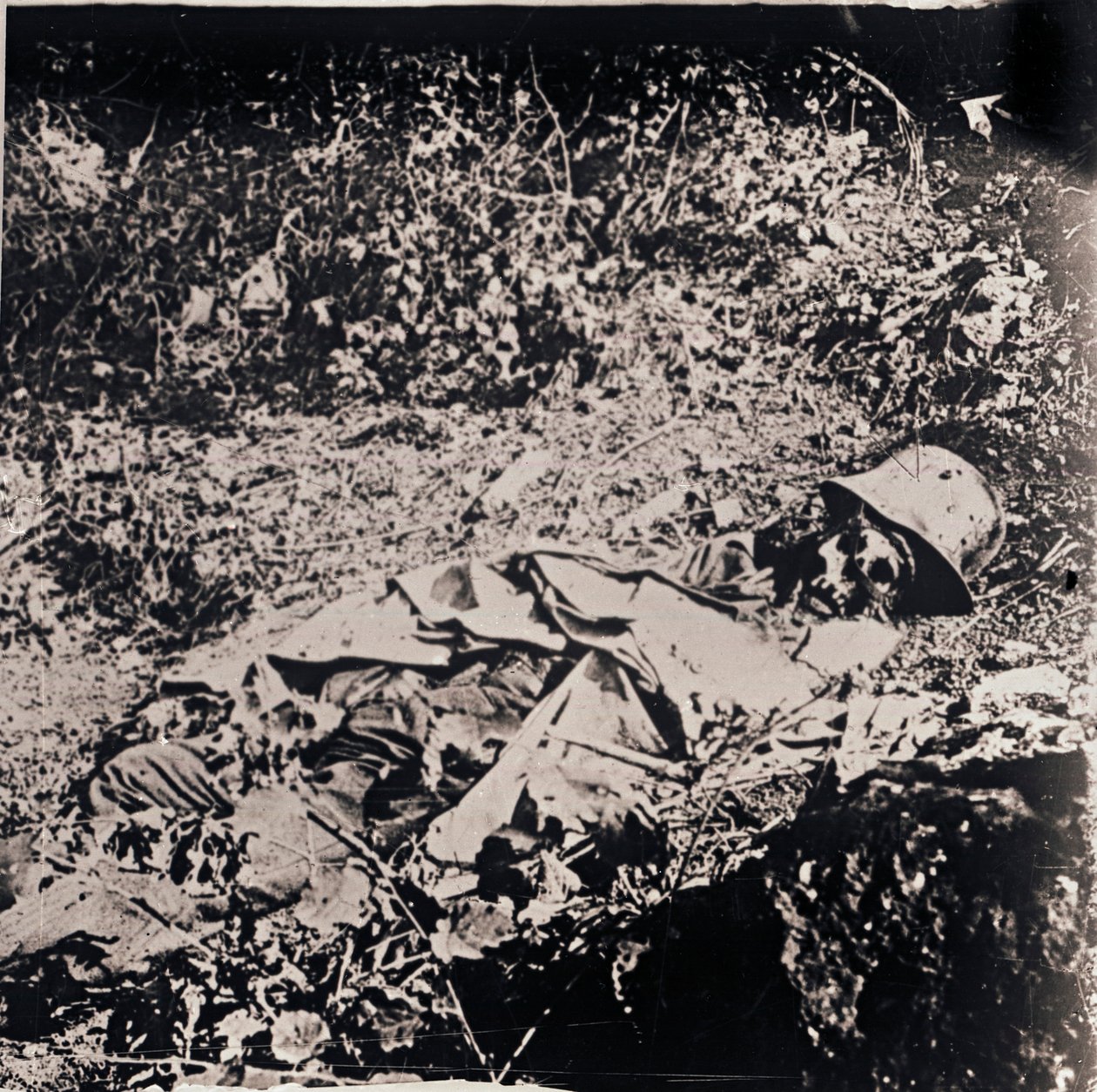 Leiche eines toten deutschen Soldaten, um 1914-1918 von Unbekannt