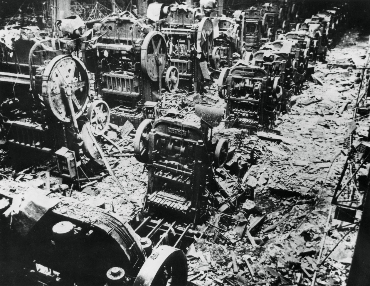 Bombenschaden in einer Renault-Fabrik, Sevres, Paris, 4. April 1943 von Unbekannt