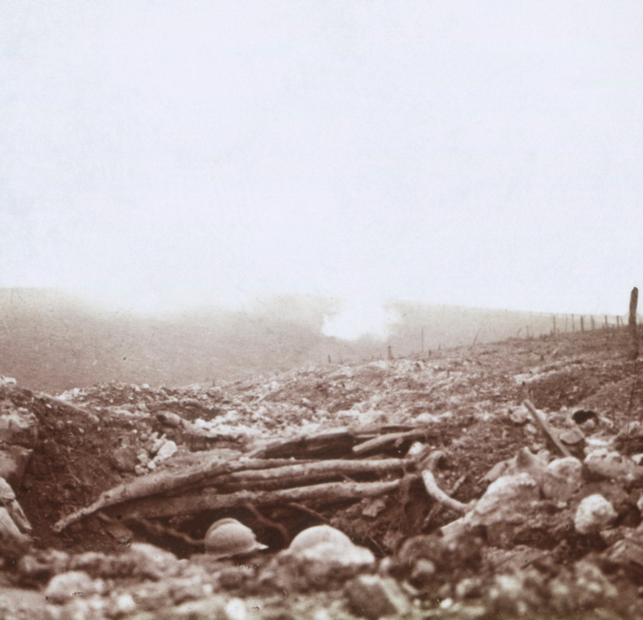 Bombardierung, Le Mort Homme, Toter Manns Hügel, Nordfrankreich, ca. 1914-1918 von Unbekannt