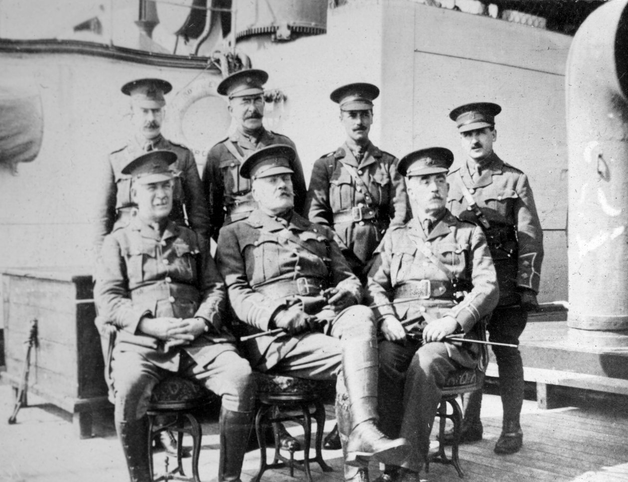 Britische Offiziere auf dem Gefängnisschiff Royal Edward, vor Anker bei Southend, November 1914 von Unbekannt
