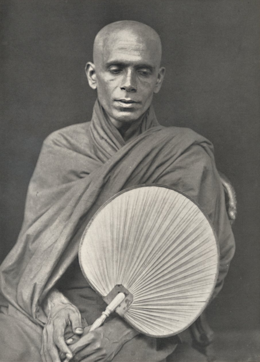 Buddhistischer Mönch der Burma-Sekte mit Palmblattfächer, 1926 von Unbekannt