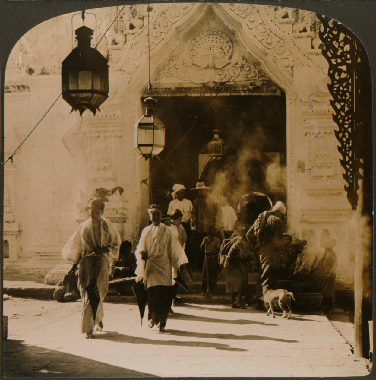 Burmesische Damen auf dem Weg zum Basar, Mandalay, Burma, 1907 von Unbekannt