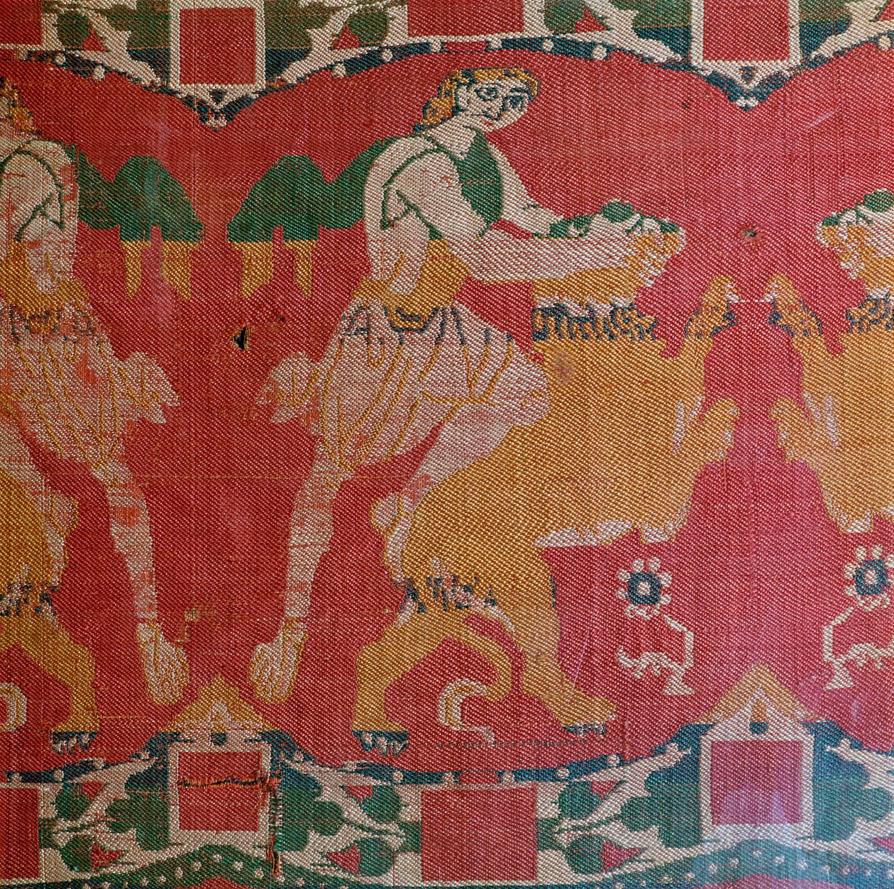 Byzantinische Seide mit einem Motiv eines Helden und Löwen von Unbekannt