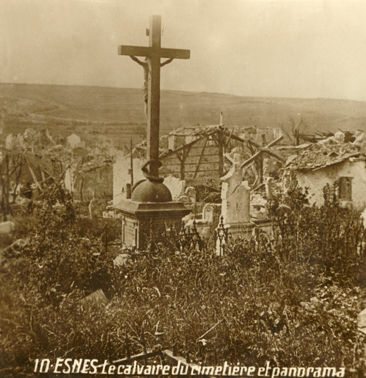 Kalvarienberg auf dem Friedhof von Esnes, Nordfrankreich, ca. 1914-1918 von Unbekannt
