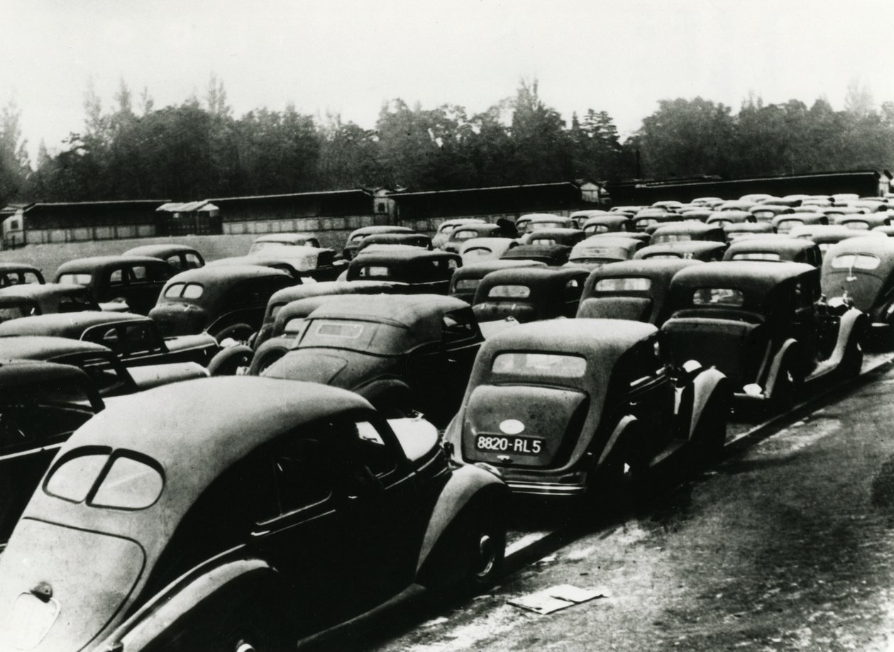 Von den Besatzern beschlagnahmte Autos, Vincennes, Paris, 1940-1944 von Unbekannt