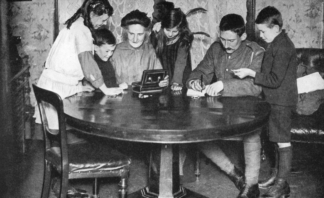 Kinder leeren ihre Sparbüchsen, um in Kriegsanleihen zu investieren, 1936 von Unbekannt