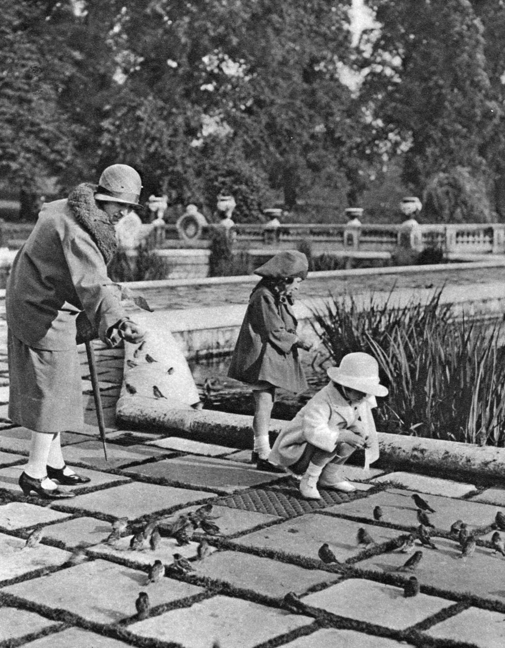 Kinder füttern die Spatzen im Hyde Park, London, 1926-1927 von Unbekannt