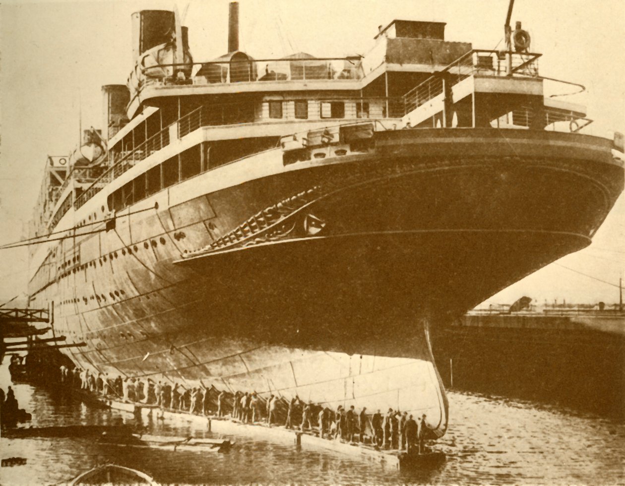 Reinigung des Rumpfes der Majestic im Trockendock, um 1930 von Unbekannt