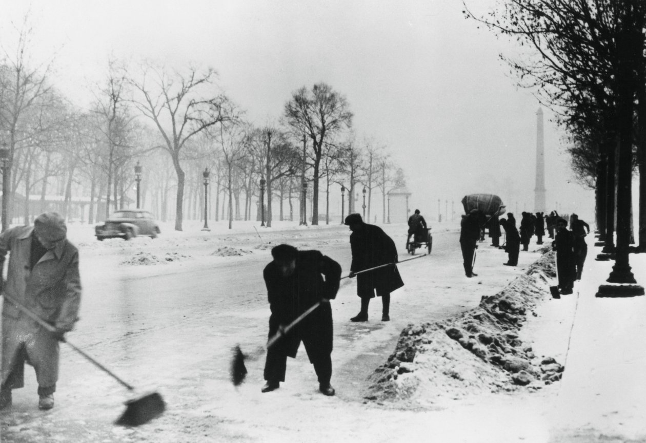 Schneeräumung auf den Champs Elysees, deutsch besetztes Paris, Winter von Unbekannt