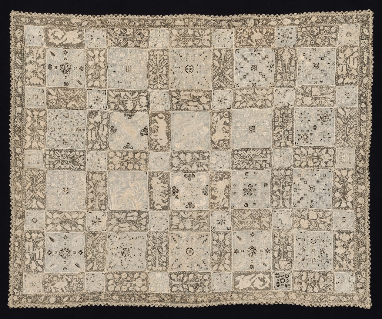 Stoff mit Einhörnern, Drachen, anderen Tieren und Blumenmustern, 1800er von Unbekannt