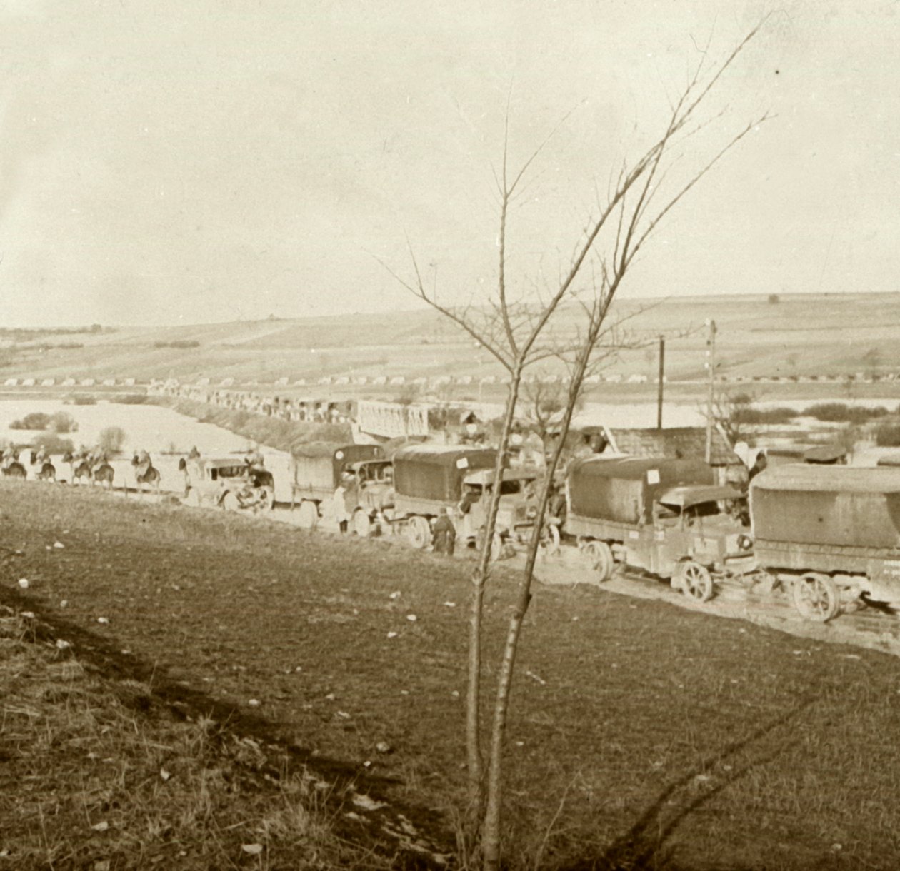Kolonne von Lastwagen auf der Voie Sacrée, Verdun, Nordfrankreich, um 1914-1918 von Unbekannt