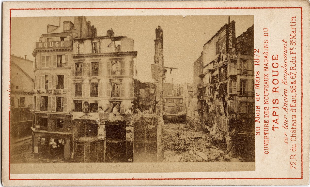 Kommune von Paris (1871): Eröffnung der Kaufhäuser des Carpet Rouge, eine Werbekarte, die das Gebäude ein Jahr zuvor zeigt, in Ruinen während der Kommune. von Unbekannt