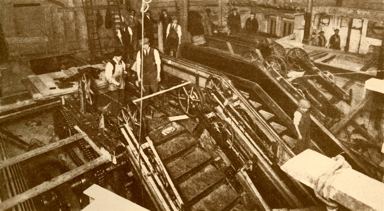 Bau von Rolltreppen an der Bank Station, London, um 1930 von Unbekannt