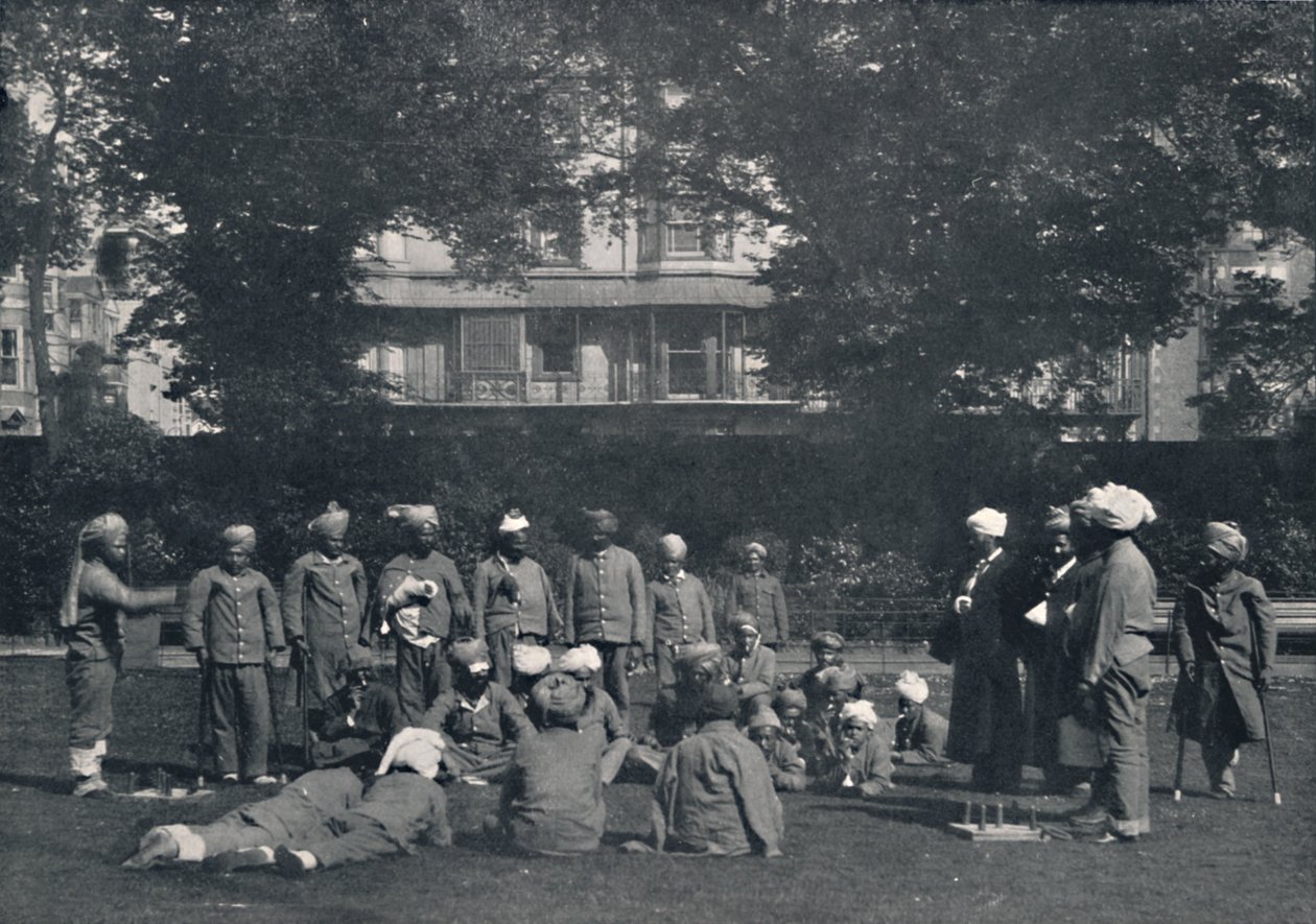 Genesende indische Soldaten spielen Quoits auf den östlichen Rasenflächen, ca. 1915 von Unbekannt
