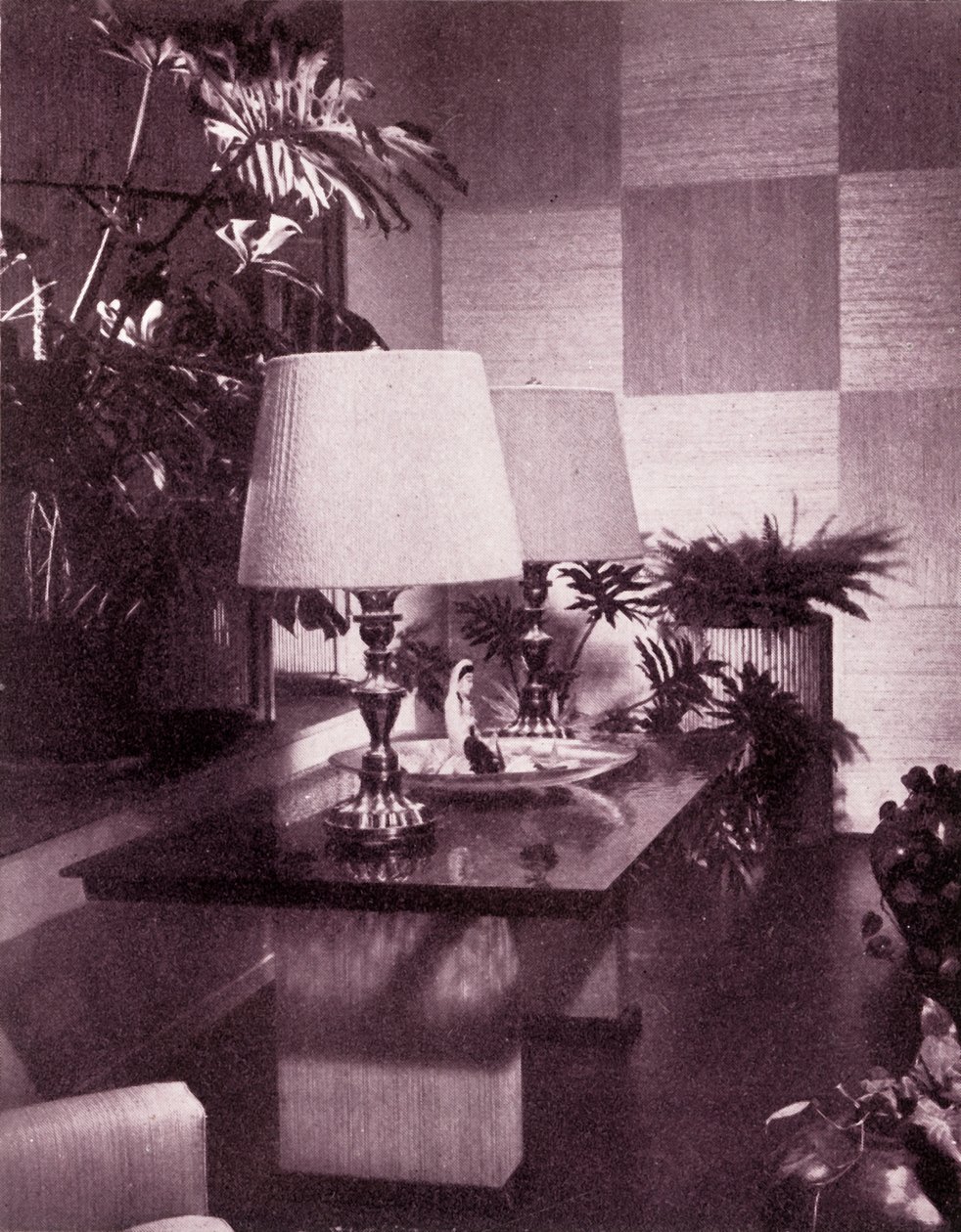 Ecke eines großen Wohnzimmers, entworfen von Paul T. Frankl, 1949 von Unbekannt