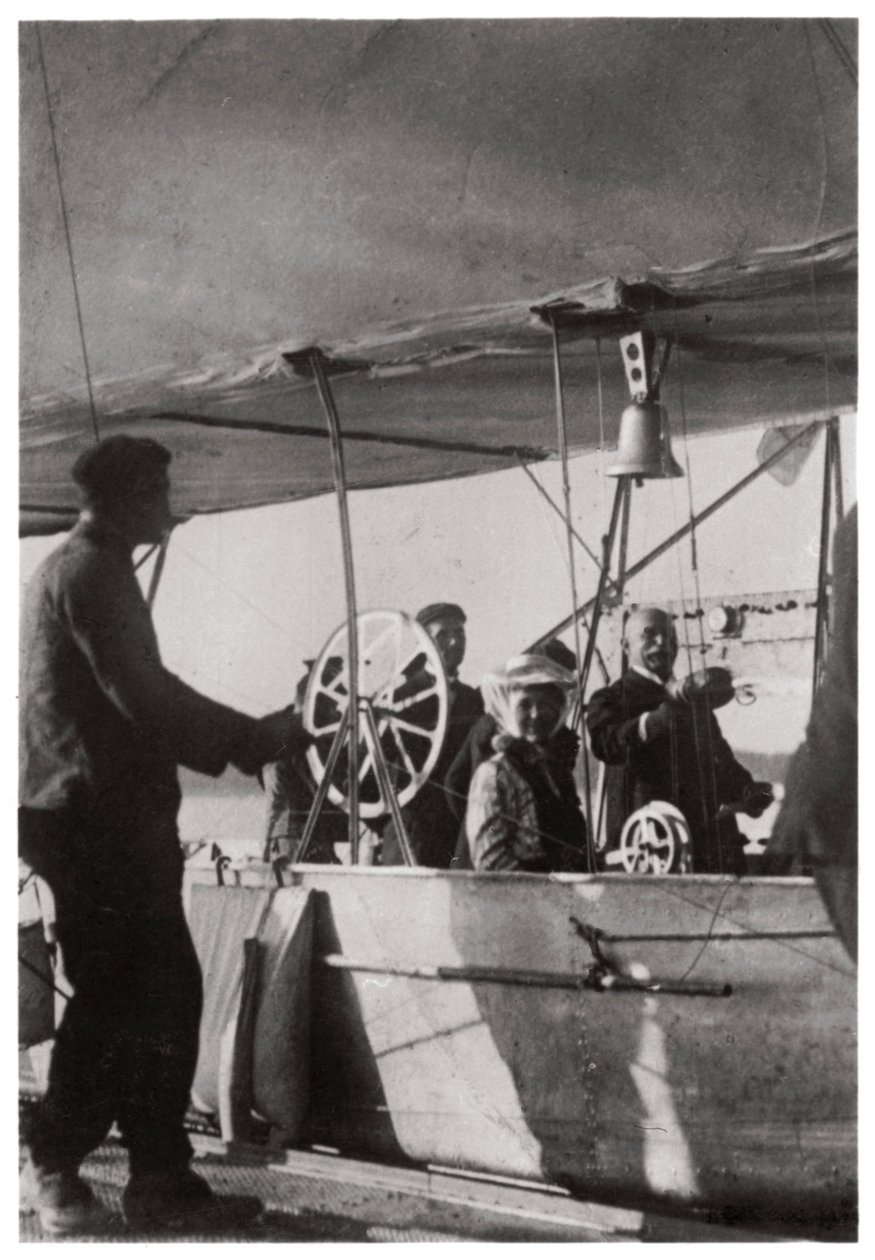 Graf Zeppelin mit seiner Tochter in der Gondel des Zeppelin LZ3, Deutschland, um 1906-1908, 1933 von Unbekannt