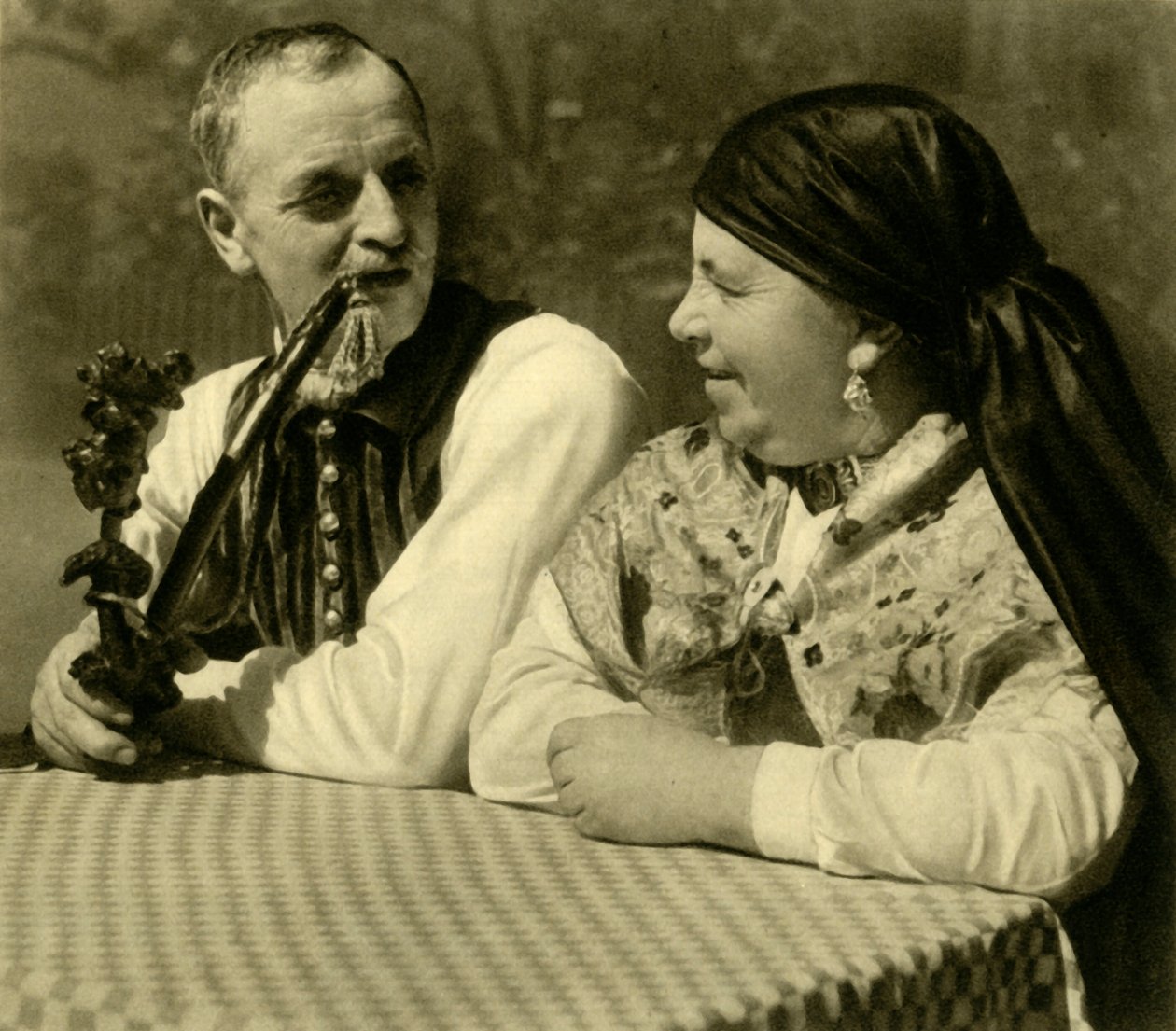 Paar in traditioneller Kleidung, Oberösterreich, um 1935 von Unbekannt