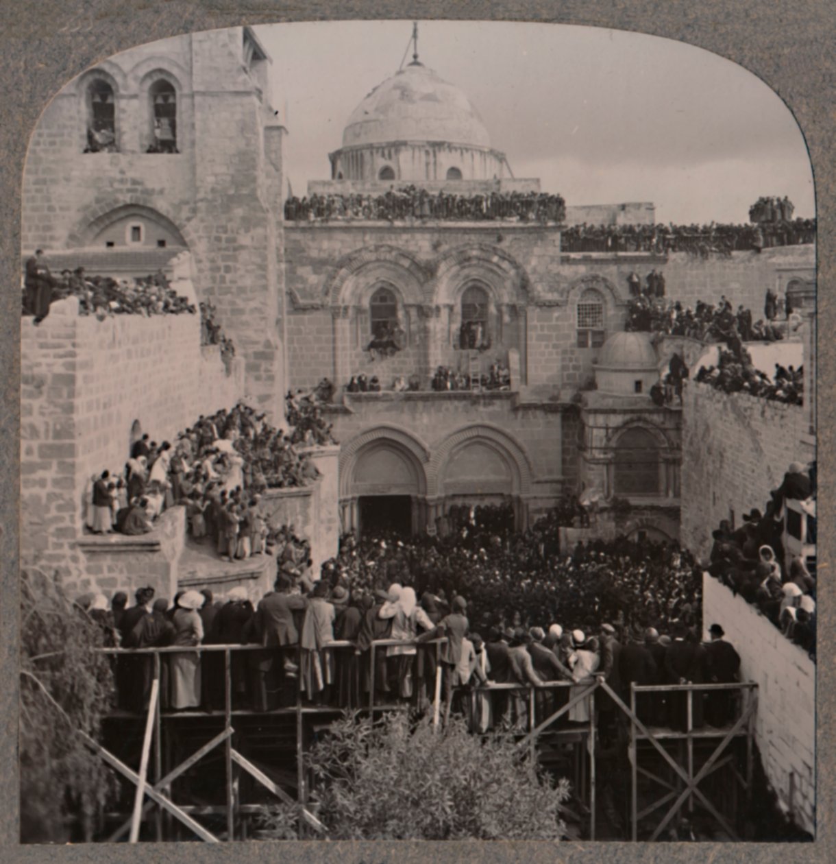 Menschenmengen füllen jede Nische der Grabeskirche, um 1900 von Unbekannt