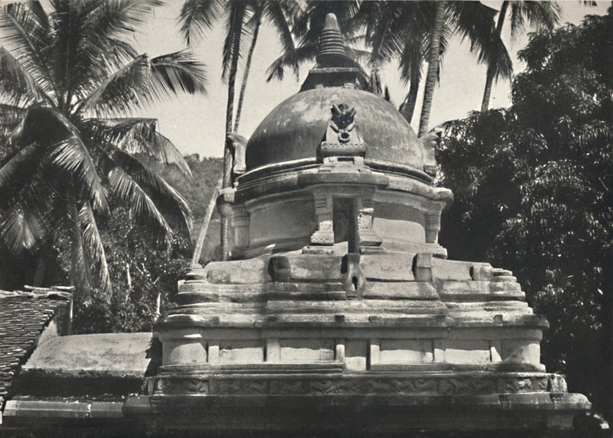 Dagoba im Tempel des Heiligen Zahns in Kandy, 1926 von Unbekannt