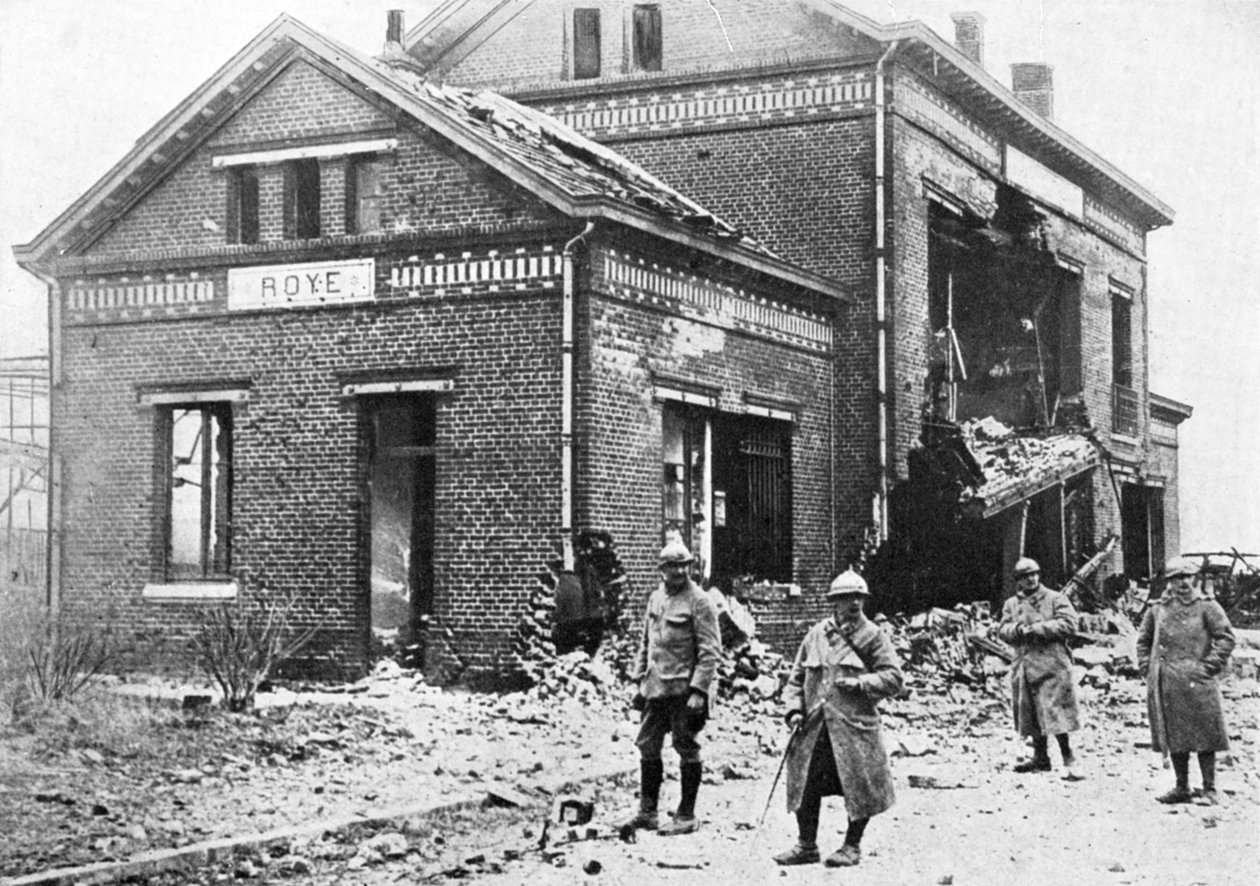 Beschädigter Bahnhof in Roye, Frankreich, Erster Weltkrieg, 1918, um 1920 von Unbekannt