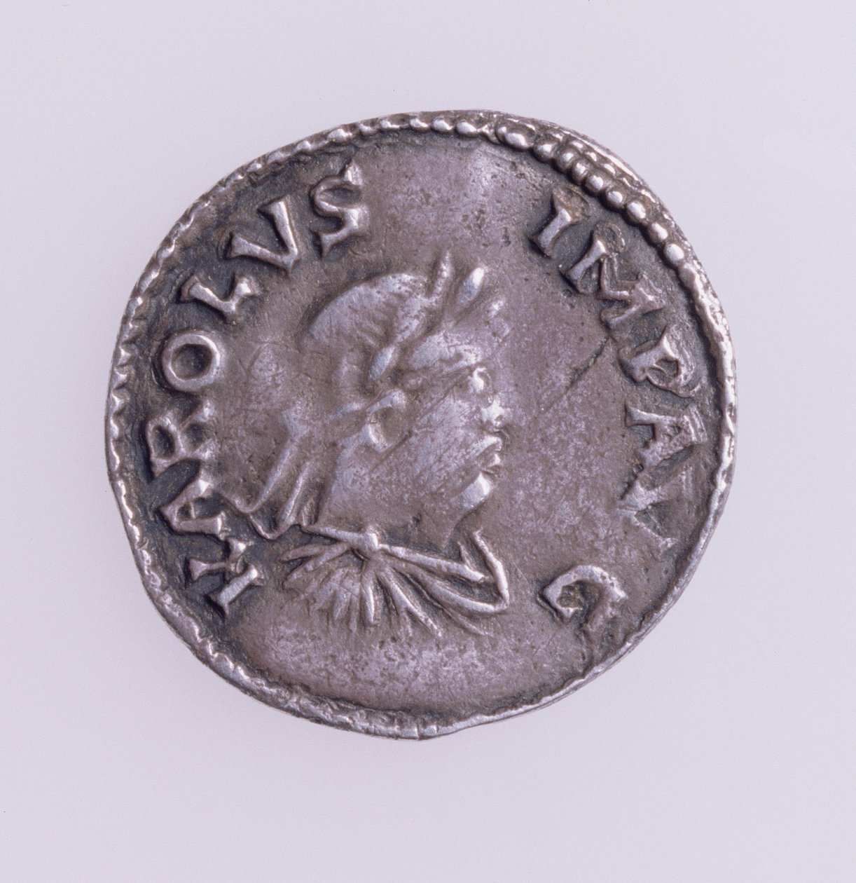 Denier von Karl dem Großen (742-814) Vorderseite zeigt ein Porträt von Karl dem Großen, Quentovic-Münze 768-814 von Unbekannt