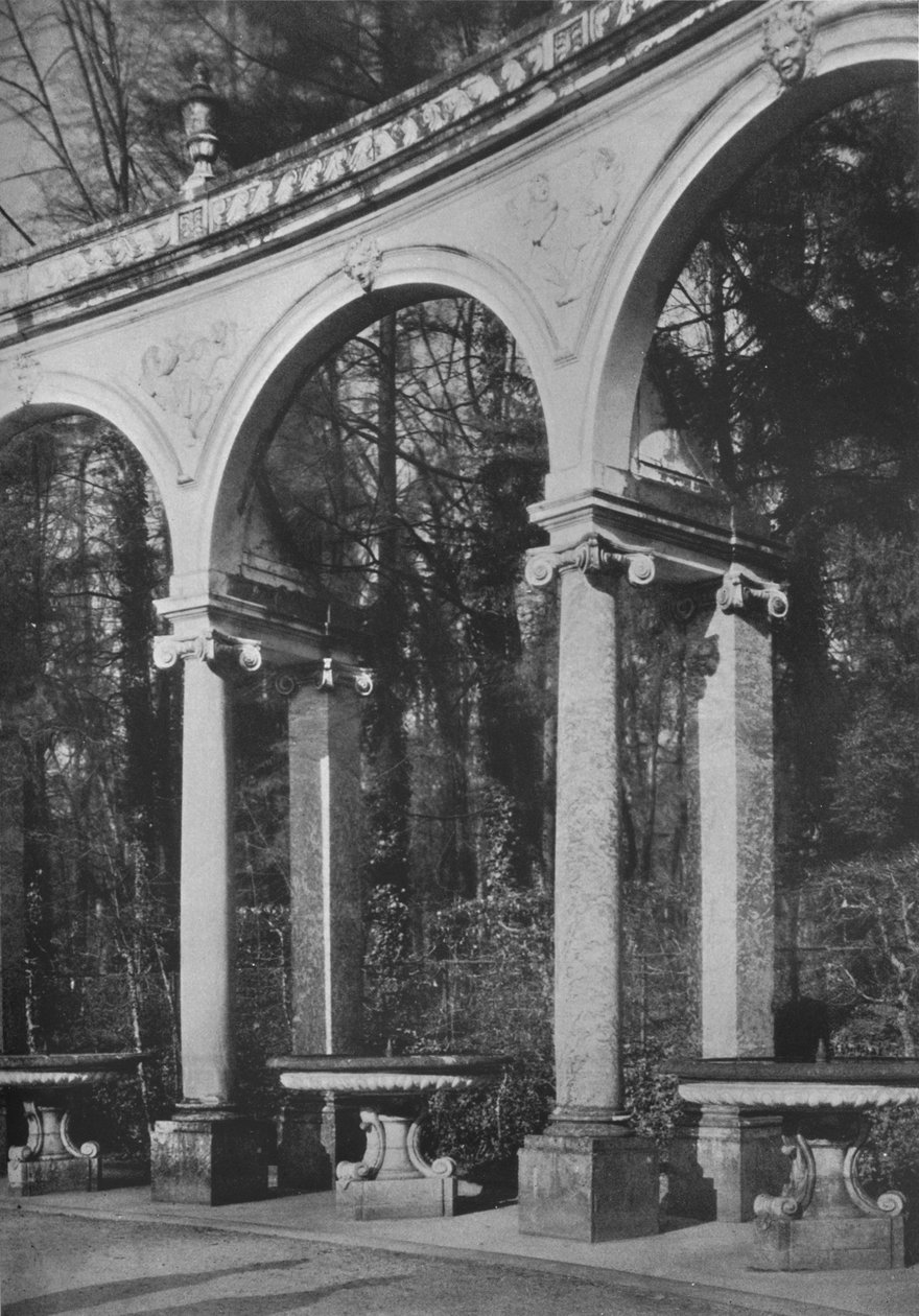 Detail der Kolonnade und Brunnen, Musiktempel, Versailles, Frankreich, 1924 von Unbekannt