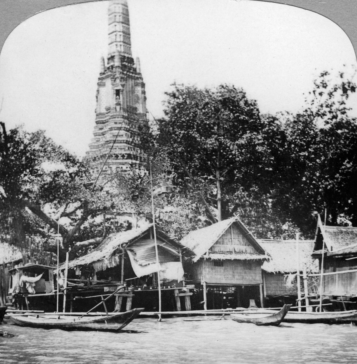 Dhows und Häuser am Chao Phraya Fluss, Bangkok, Thailand, 1900er Jahre von Unbekannt