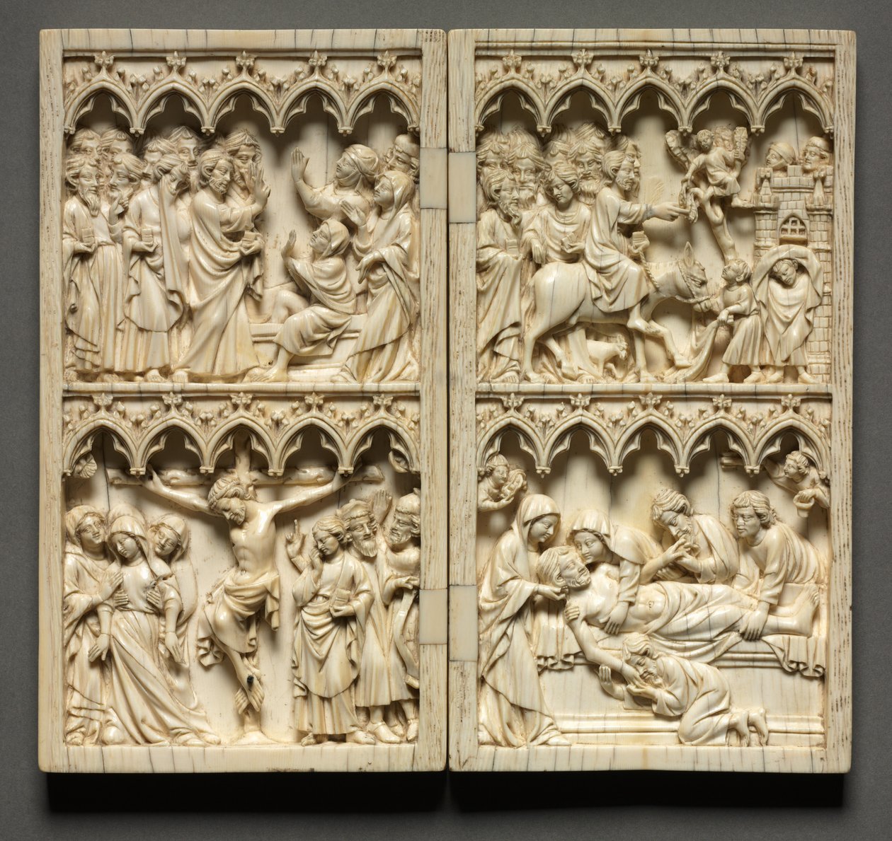 Diptychon mit Szenen aus dem Leben Christi linke Flügel: Auferweckung des Lazarus und Kreuzigung, um 135 von Unbekannt