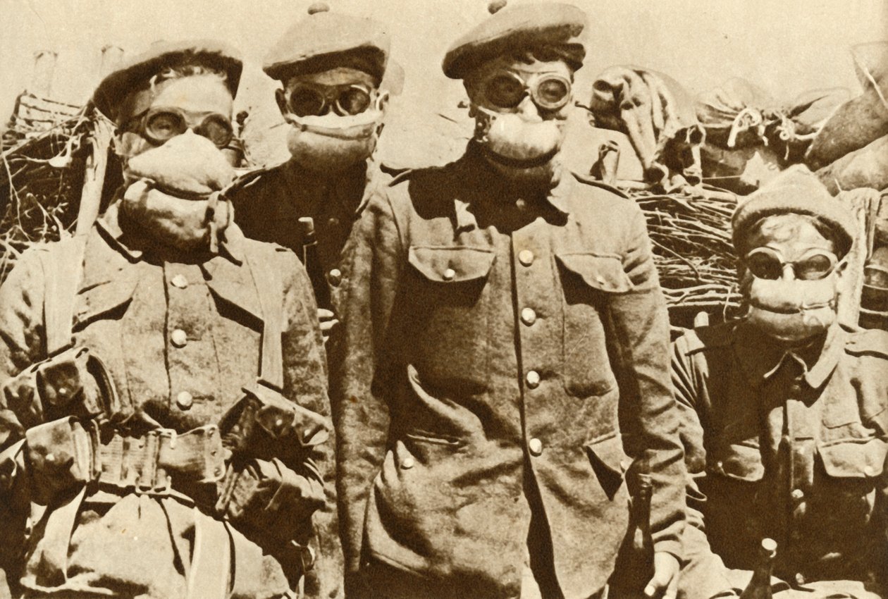 Frühe Gasmasken, Erster Weltkrieg, 1915, 1935 von Unbekannt