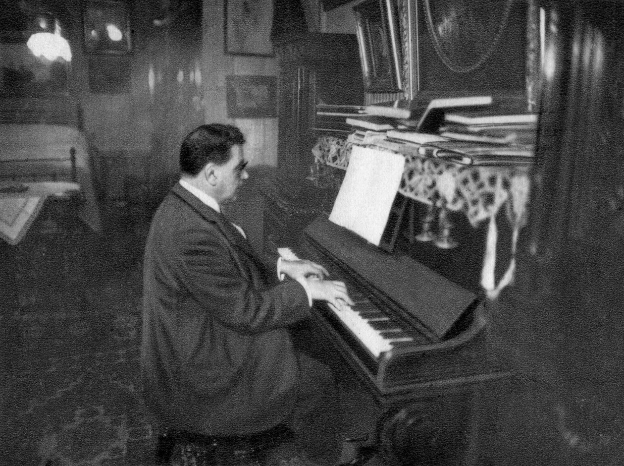 Edouard Herriot, französischer Radikalpolitiker, spielt Klavier, 1925 von Unbekannt