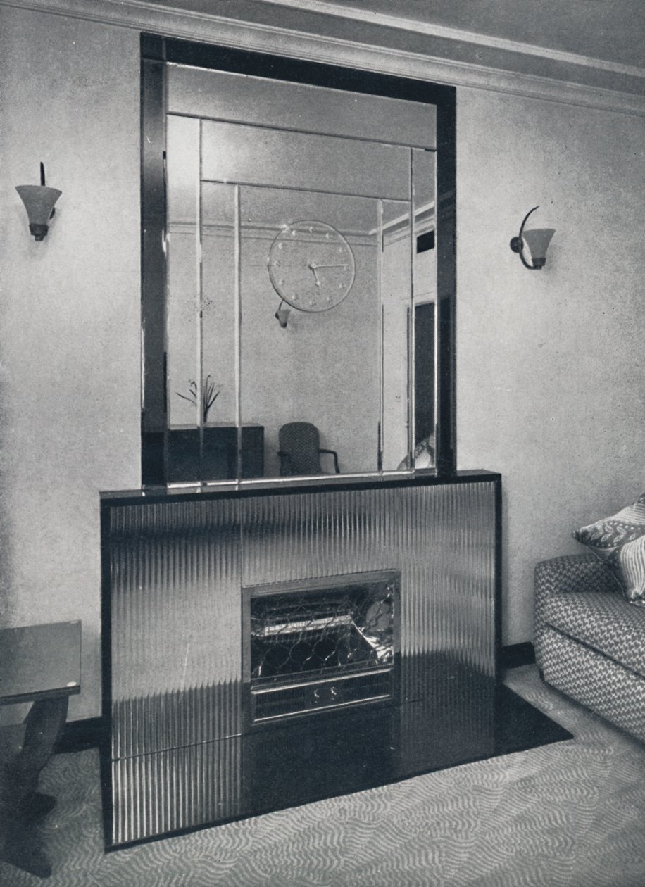 Elektrischer Kamin und Übermantel von James Clark & Son Ltd., 1940 von Unbekannt