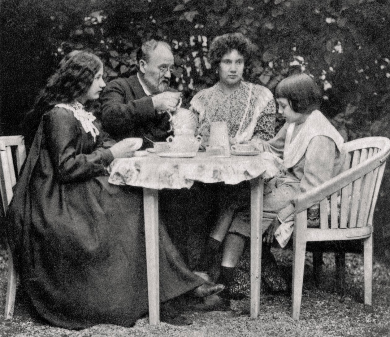 Emile Zola, französischer Romanautor, mit seiner Familie, 1899 von Unbekannt