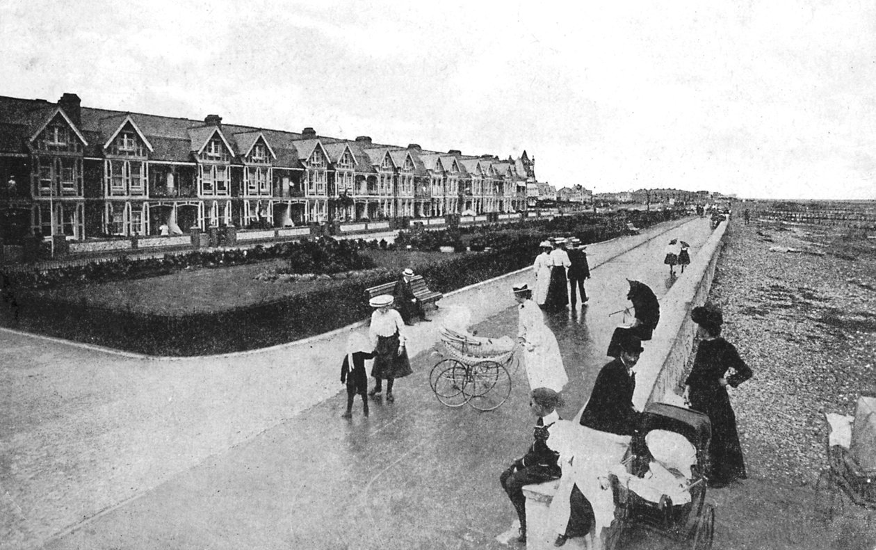 Familien spazieren auf der New Parade, East Worthing, West Sussex von Unbekannt