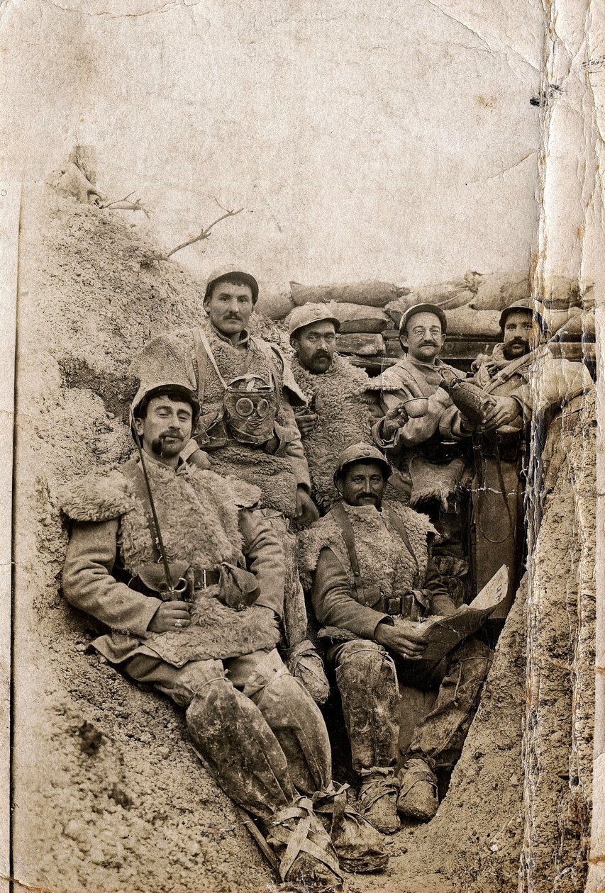 Erster Weltkrieg (1914-1918): Behaarte Soldaten in Winterkleidung in einem Schützengraben 1916-1917. Sie tragen Schafsfelljacken und eine Gasmaske von Unbekannt