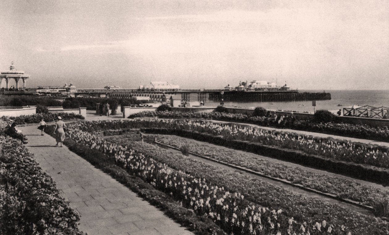 Blumengärten und der West Pier, Brighton, Sussex, 1938 von Unbekannt