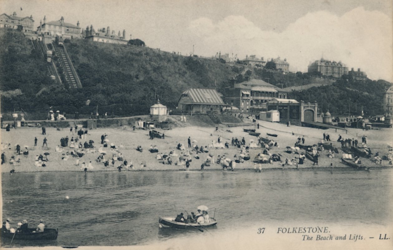 Folkestone. Der Strand und die Aufzüge, spätes 19. - frühes 20. Jahrhundert von Unbekannt