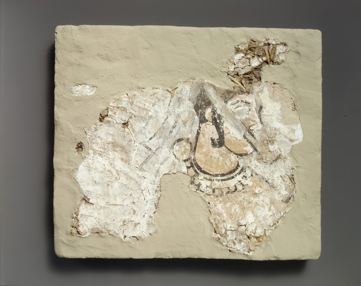 Fragment eines Wandgemäldes: Frau mit Mundschutz, ca. 7. Jahrhundert n. Chr. von Unbekannt