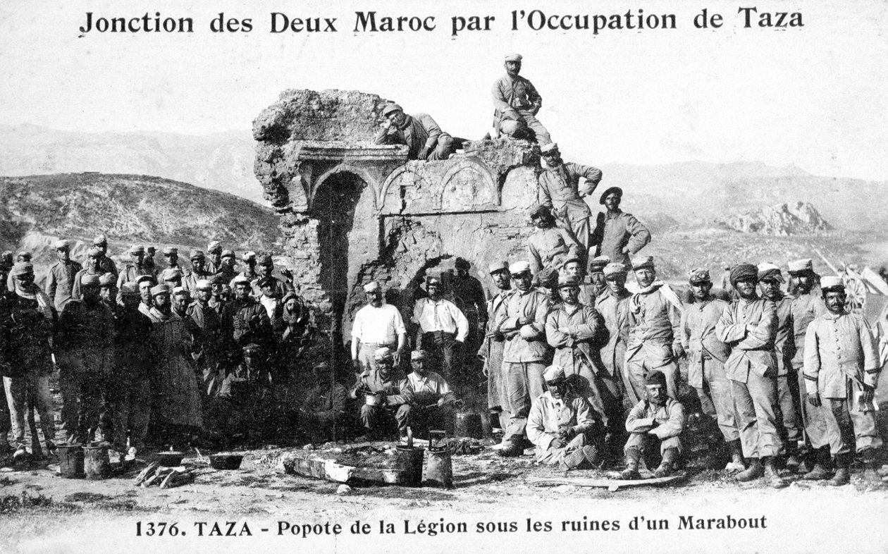 Fremdenlegion bei einigen Marabout-Ruinen, Taza, Marokko, 1904 von Unbekannt