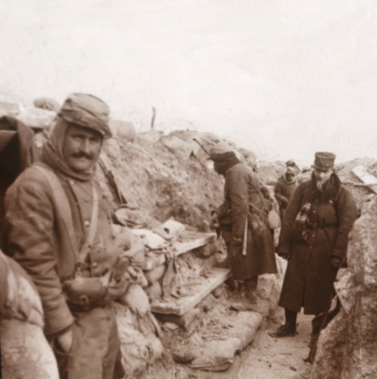 Französische Soldaten in den Schützengräben, Perthes, Nordfrankreich, um 1914-1918 von Unbekannt