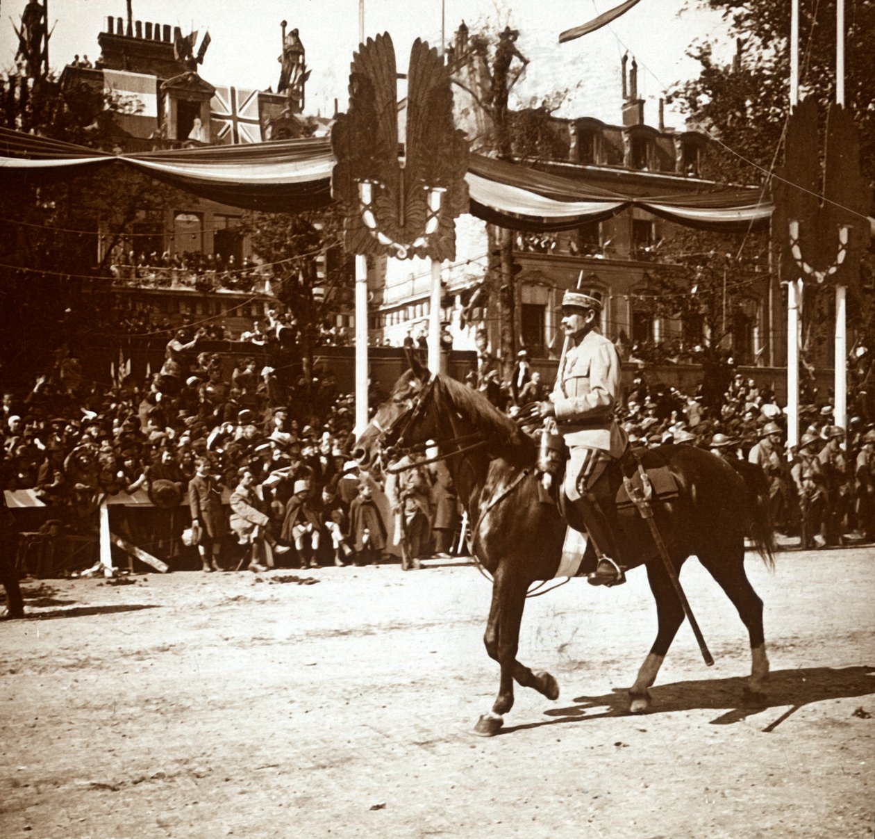 General Toulorge bei der Siegesparade, Paris, Frankreich, ca. 1918-1919 von Unbekannt
