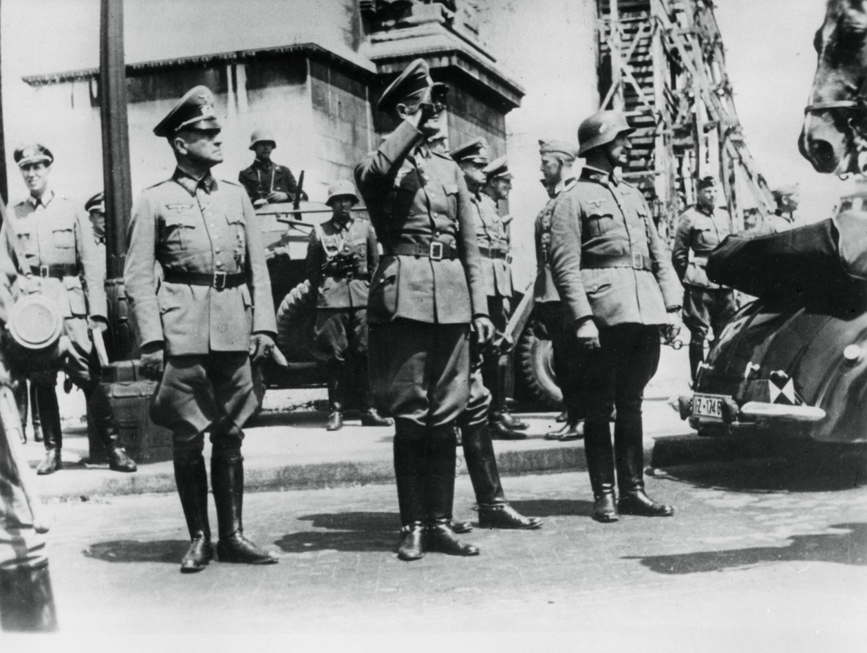 General von Bock salutiert deutschen Truppen, die am Arc de Triomphe vorbeimarschieren, Paris, 14. Juni 1940 von Unbekannt