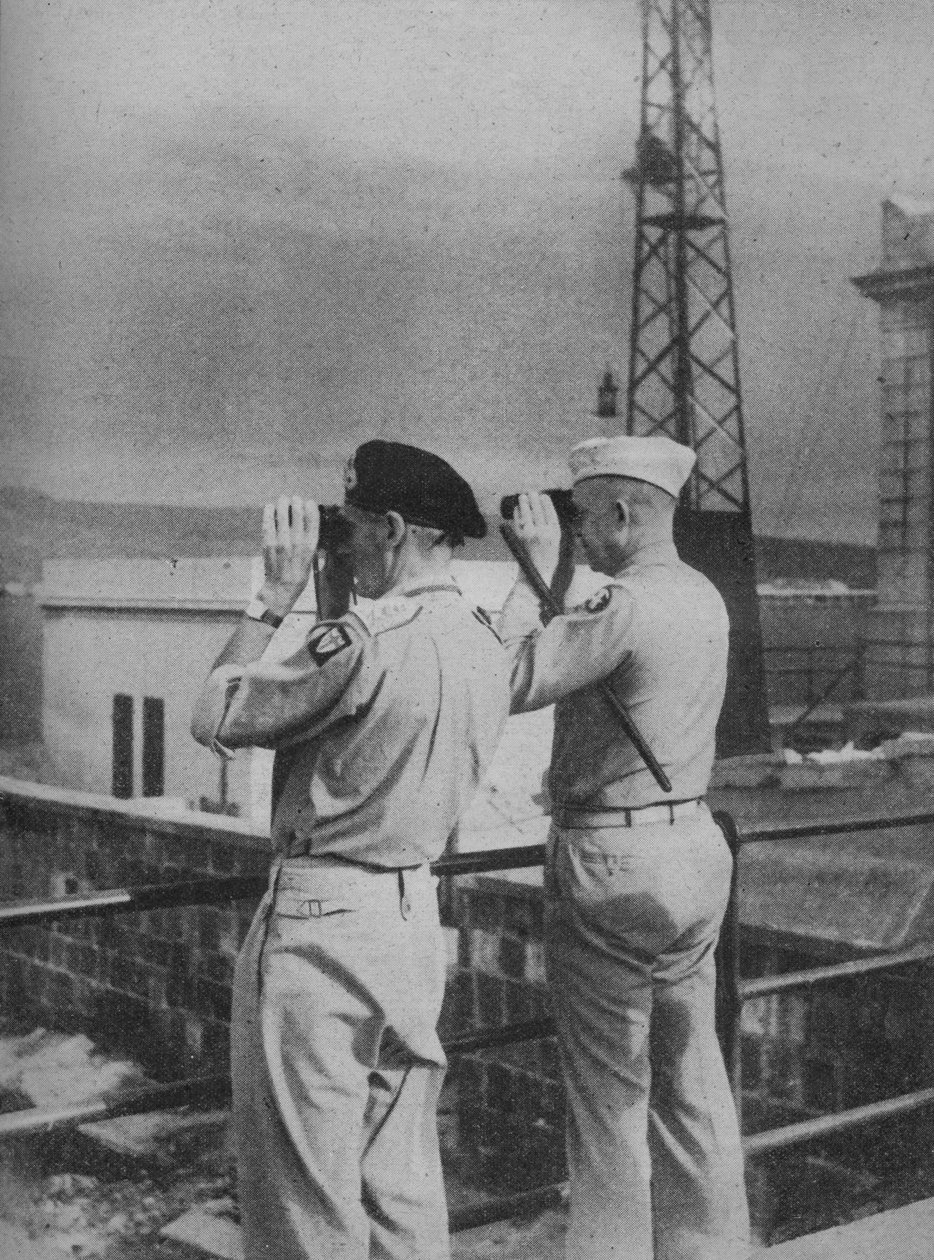 Generäle Montgomery und Eisenhower betrachten von einem Balkon in Messina das italienische Festland, 1943-44 von Unbekannt