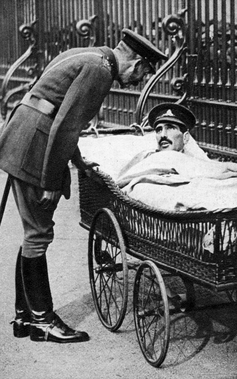 George V. mit einem verwundeten Soldaten, 7. Bataillon Sherwood Foresters, März 1918 von Unbekannt