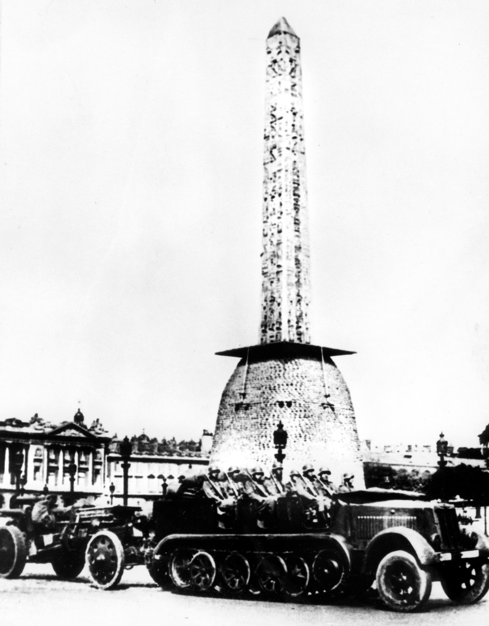 Deutsche Artillerie fährt durch den Place de la Concorde, Paris, 1940 von Unbekannt