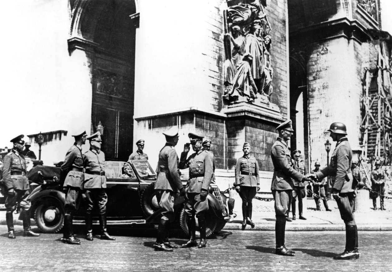 Deutsche Offiziere am Arc de Triomphe während der Siegesparade, Paris, Juni 1940 von Unbekannt