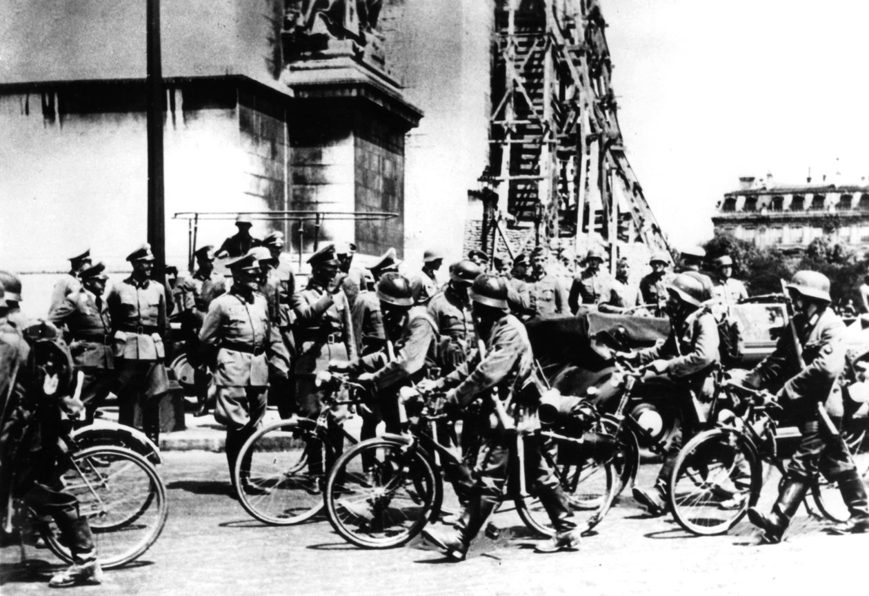 Deutsche Soldaten marschieren am Arc de Triomphe vorbei, Paris, 14. Juni 1940 von Unbekannt